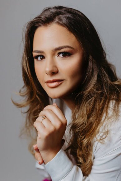 Foto de Samara Loureiro especialista em licitações